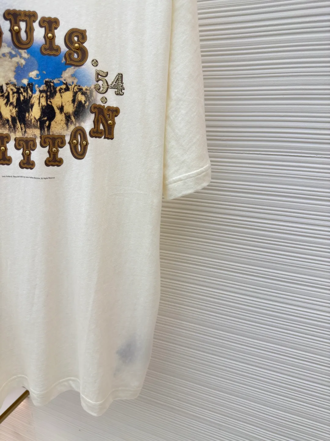 LOUIS VUITTON Snowflake cotton metal diamond T-shirt ●Authentic product: 8750 purchased for development ●Item number: 1680091-A35 ●Fabric: slub pattern snowflake cotton fabric ●Technology: glue printing ●Version: fitted version ●Weight: about 175 grams ●Size: XS-S-M-L ●Description: The fabric is made of slub pattern snowflake cotton fabric, matched with 32s double yarn 1*1 cotton horizontal machine to weave wide ribs. The front and rear panels are printed with eight-claw machine screen glue + local digital direct injection printing. The letter positions are manually swept with powder. High-quality diamonds imported from the Middle East are ironed, and bronze crown diamonds are imported from South Korea. The overall wiring is straight and delicate, the fabric is comfortable and soft, and the color is consistent without color difference. It can be matched with the same style to create a fashionable look and control various occasions. Customized accessories, complete with three standards, same style for men and women!